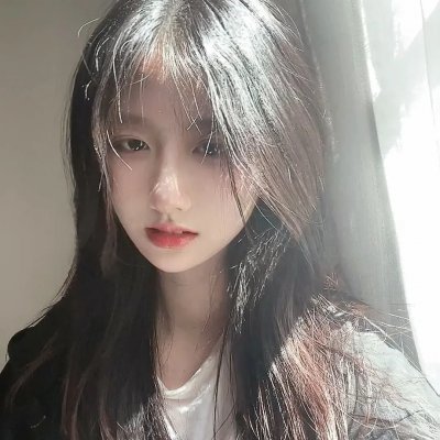 穿黄靴子的女孩